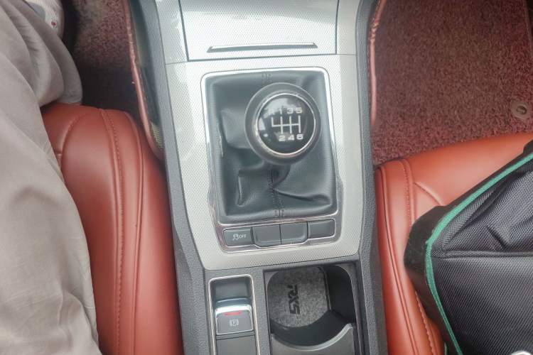 Used Roewe RX5 2016 20T Two-Wheel Drive Manual Transmission Internet Smart Edition Gear Lever