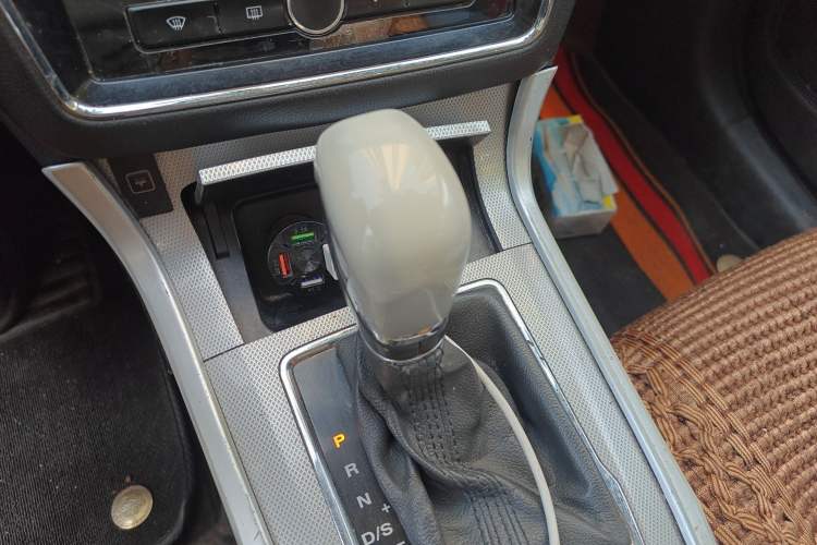 Used Roewe RX5 2016 20T Two-Wheel Drive Automatic Internet Smart Edition Gear Lever