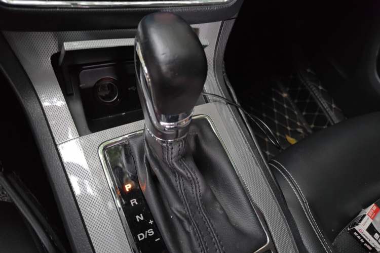 Used Roewe RX5 2016 20T Two-Wheel Drive Automatic Internet Smart Edition Gear Lever