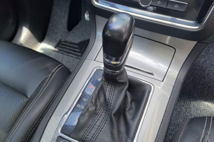Used Roewe RX5 2016 20T Two-Wheel Drive Automatic Internet Smart Edition Gear Lever