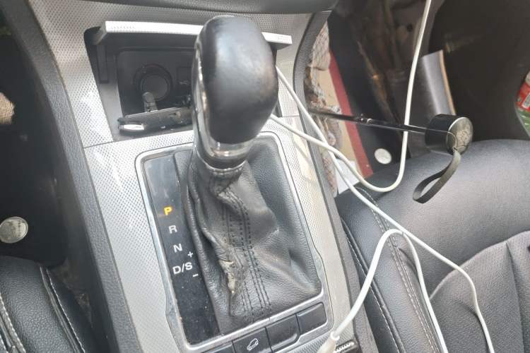 Used Roewe RX5 2016 20T Two-Wheel Drive Automatic Internet Smart Edition Gear Lever