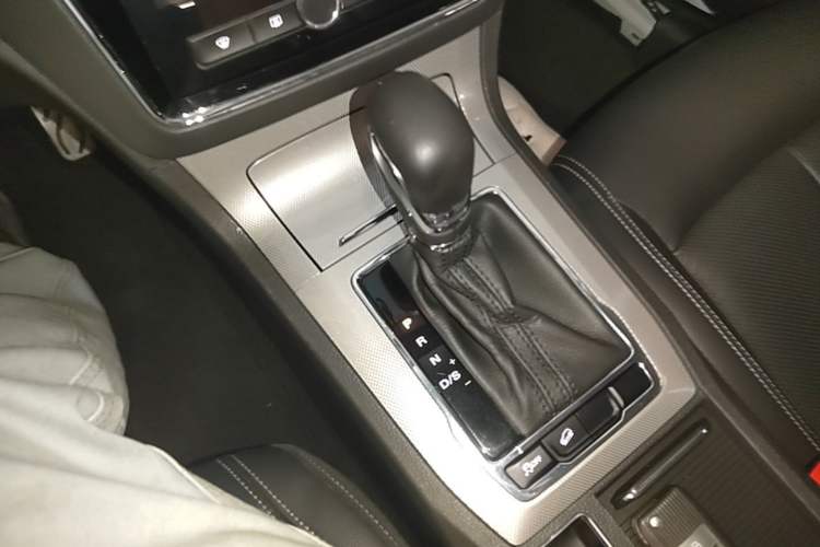 Used Roewe RX5 2016 20T Two-Wheel Drive Automatic Internet Smart Edition Gear Lever