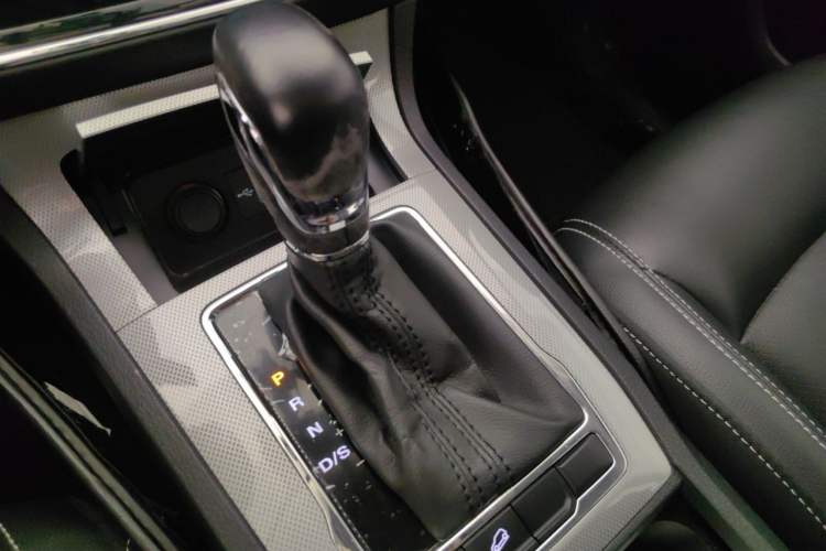 Used Roewe RX5 2016 20T Two-Wheel Drive Automatic Internet Smart Edition Gear Lever