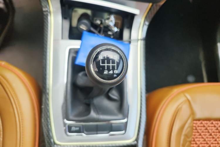 Used Roewe RX5 2016 20T Two-Wheel Drive Manual Flagship Edition Gear Lever