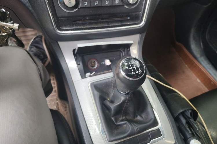 Used Roewe RX5 2016 Revised Version 20T Two-Wheel Drive Manual Transmission Luxury Edition Gear Lever