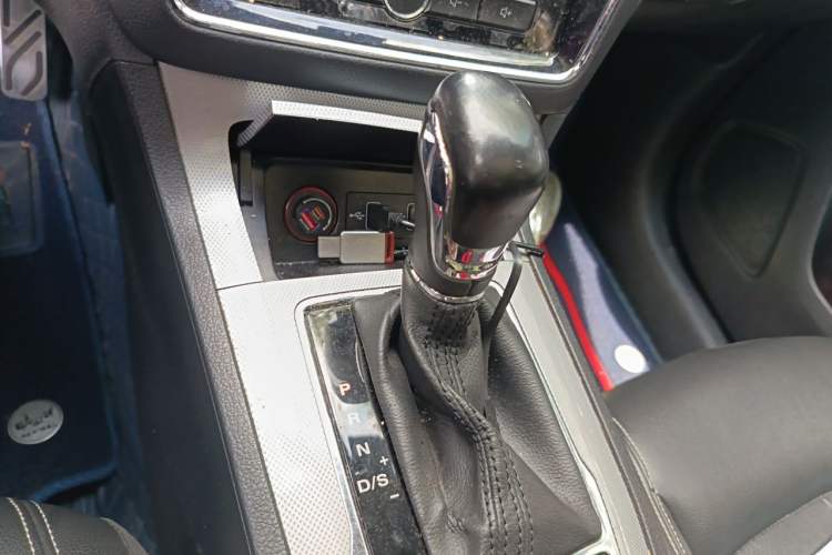 Used Roewe RX5 2016 20T Two-Wheel Drive Automatic Internet Smart Edition Gear Lever