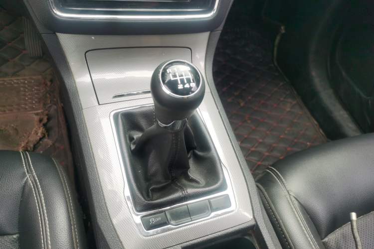 Used Roewe RX5 2016 20T Two-Wheel Drive Manual Flagship Edition Gear Lever