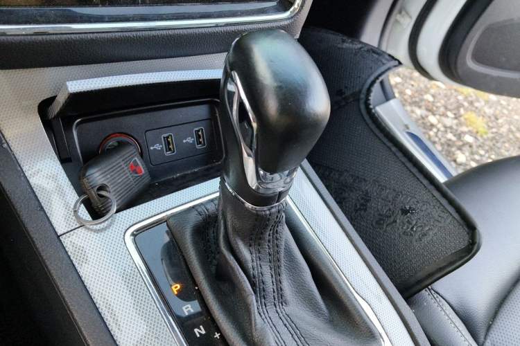 Used Roewe RX5 2016 30T Two-Wheel Drive Automatic Internet Smart Edition Gear Lever