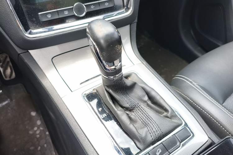 Used Roewe RX5 2016 20T Two-Wheel Drive Automatic Internet Smart Edition Gear Lever
