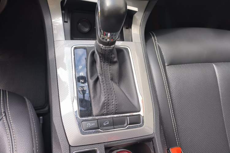 Used Roewe RX5 2016 20T Two-Wheel Drive Automatic Internet Smart Edition Gear Lever