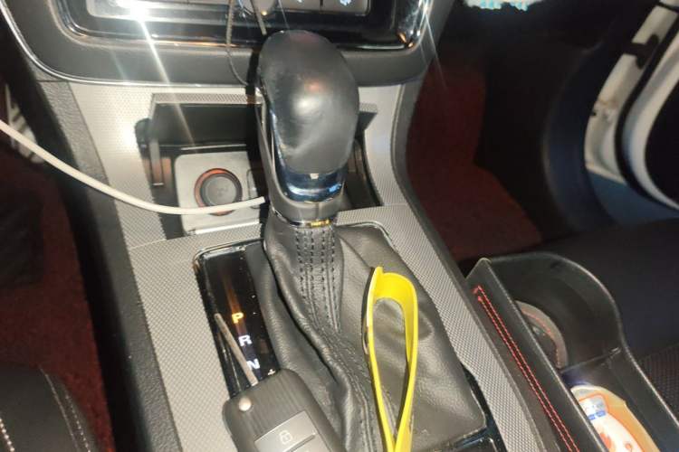 Used Roewe RX5 2016 20T Two-Wheel Drive Automatic Internet Smart Edition Gear Lever