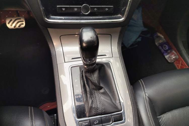 Used Roewe RX5 2016 20T Two-Wheel Drive Automatic Internet Smart Edition Gear Lever