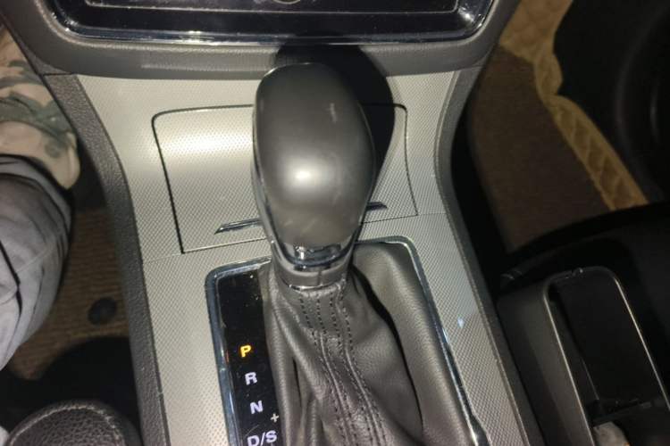 Used Roewe RX5 2016 20T Two-Wheel Drive Automatic Internet Smart Edition Gear Lever