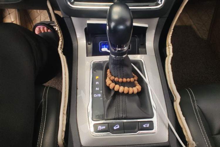 Used Roewe RX5 2016 30T Two-Wheel Drive Automatic Internet Smart Edition Gear Lever