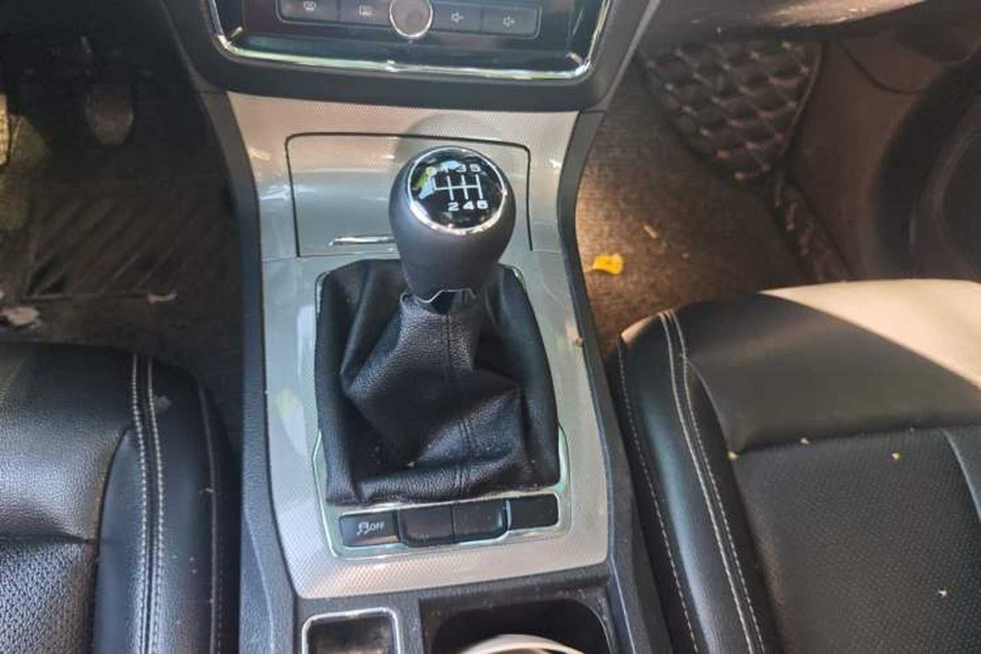Used Roewe RX5 2016 20T Two-Wheel Drive Manual Transmission Internet Smart Edition Gear Lever