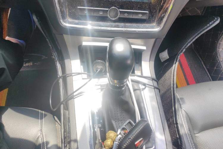 Used Roewe RX5 2016 30T Two-Wheel Drive Automatic Internet Smart Edition Gear Lever