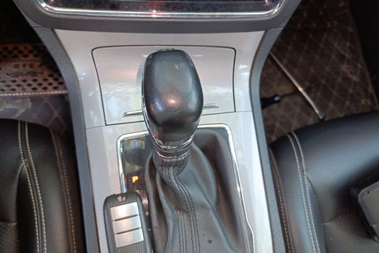 Used Roewe RX5 2016 20T Two-Wheel Drive Automatic Internet Smart Edition Gear Lever