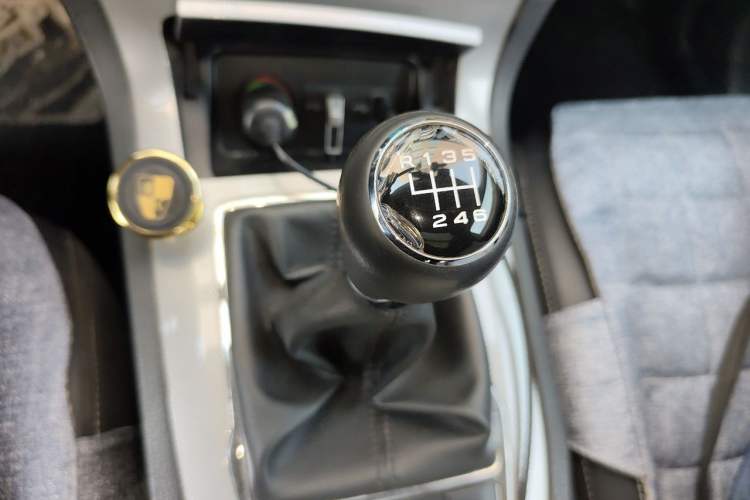 Used Roewe RX5 2016 20T Two-Wheel Drive Manual Transmission Internet Smart Edition Gear Lever