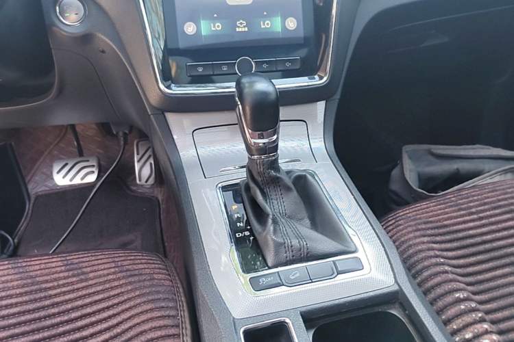 Used Roewe RX5 2016 20T Two-Wheel Drive Automatic Internet Smart Edition Gear Lever