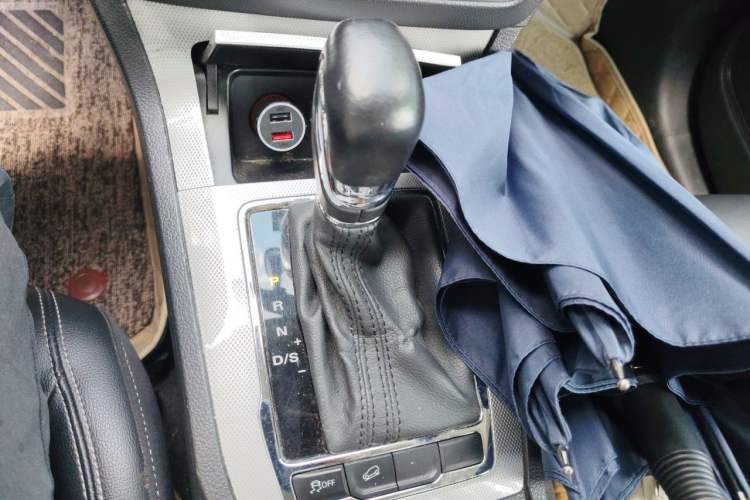 Used Roewe RX5 2016 20T Two-Wheel Drive Automatic Internet Smart Edition Gear Lever