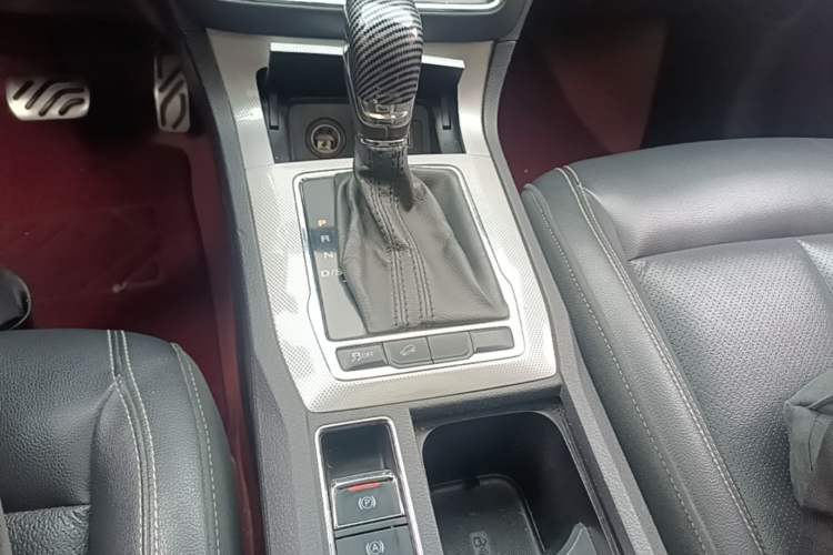 Used Roewe RX5 2016 20T Two-Wheel Drive Automatic Internet Smart Edition Gear Lever