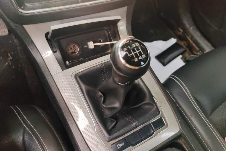 Used Roewe RX5 2016 20T Two-Wheel Drive Manual Transmission Internet Smart Edition Gear Lever