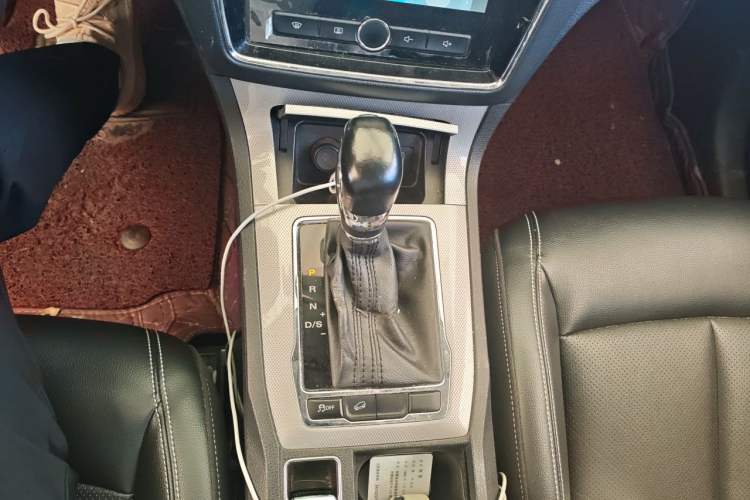 Used Roewe RX5 2016 20T Two-Wheel Drive Automatic Internet Smart Edition Gear Lever