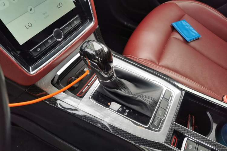 Used Roewe RX5 2016 20T Two-Wheel Drive Automatic Internet Smart Edition Gear Lever