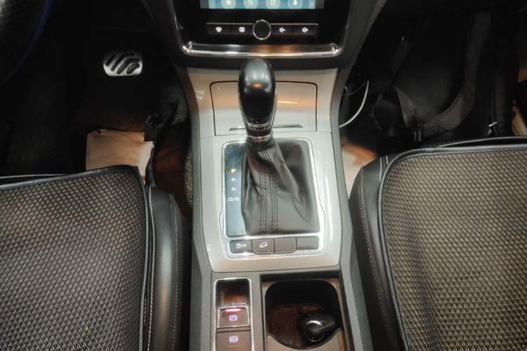 Used Roewe RX5 2016 20T Two-Wheel Drive Automatic Internet Smart Edition Gear Lever
