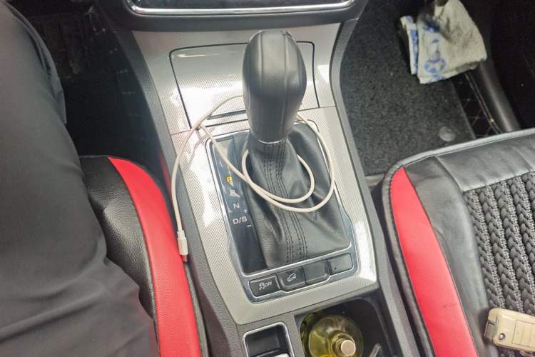 Used Roewe RX5 2016 20T Two-Wheel Drive Automatic Internet Smart Edition Gear Lever