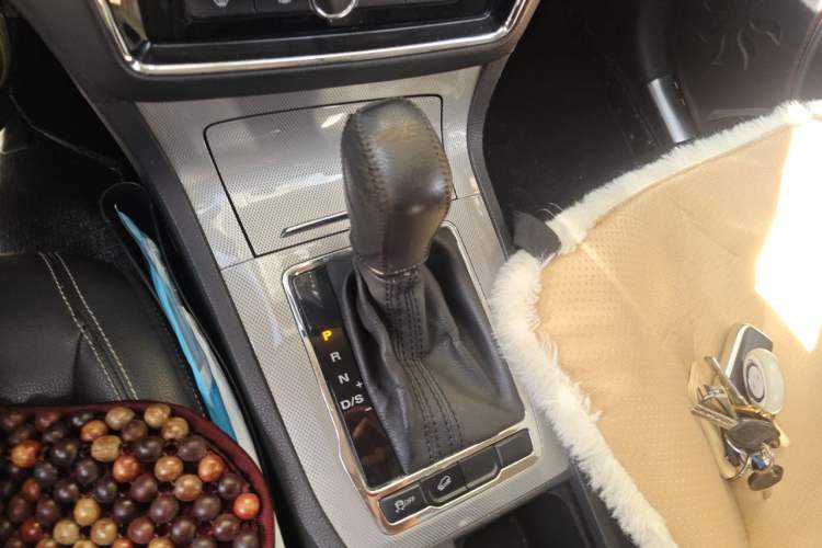 Used Roewe RX5 2016 20T Two-Wheel Drive Automatic Internet Smart Edition Gear Lever