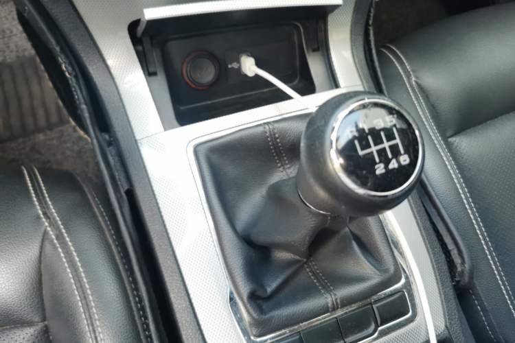 Used Roewe RX5 2016 20T Two-Wheel Drive Manual Flagship Edition Gear Lever