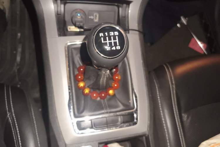 Used Roewe RX5 2016 20T Two-Wheel Drive Manual Flagship Edition Gear Lever