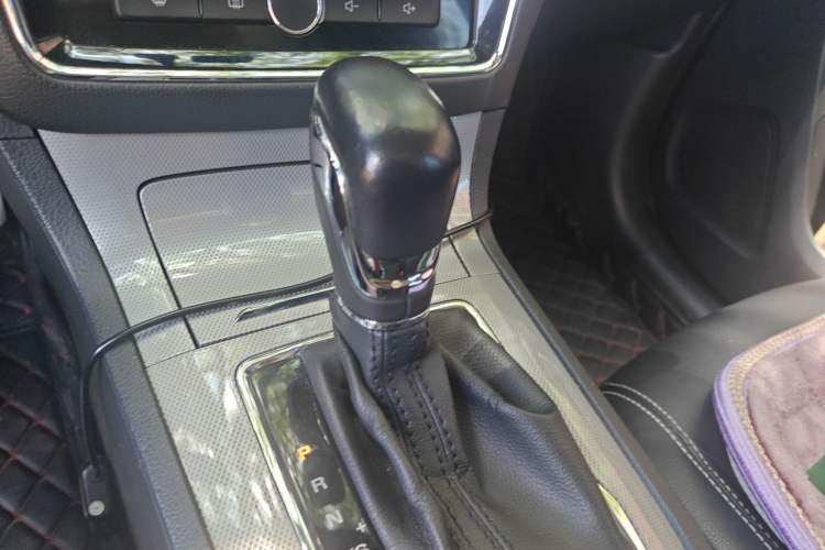 Used Roewe RX5 2016 20T Two-Wheel Drive Automatic Internet Smart Edition Gear Lever