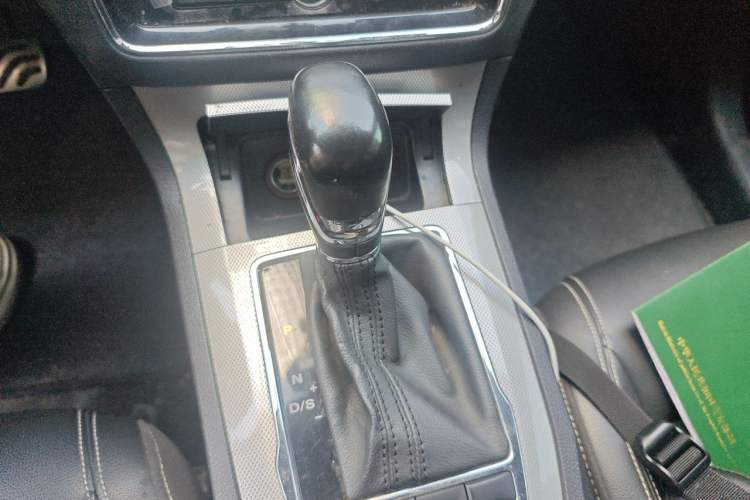 Used Roewe RX5 2016 20T Two-Wheel Drive Automatic Internet Smart Edition Gear Lever