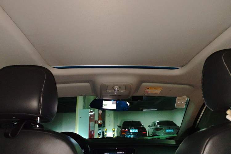 Used Roewe RX5 2016 20T Two-Wheel Drive Automatic Internet Smart Edition Headliner