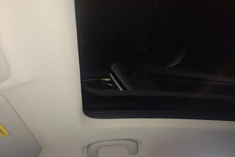 Used Roewe RX5 2016 20T Two-Wheel Drive Automatic Internet Smart Edition Headliner