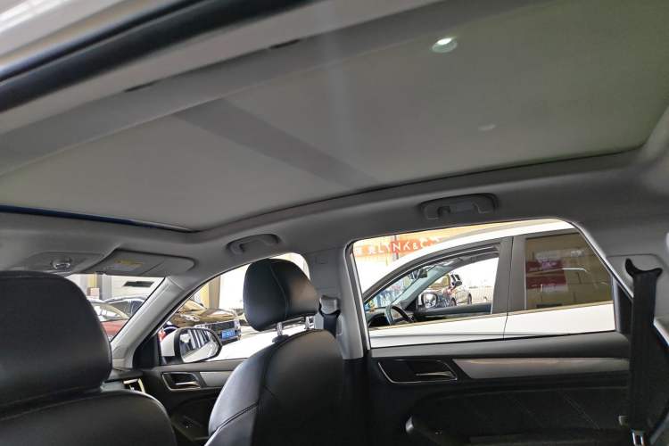 Used Roewe RX5 2016 20T Two-Wheel Drive Automatic Internet Smart Edition Headliner
