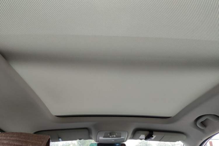 Used Roewe RX5 2016 20T Two-Wheel Drive Manual Transmission Internet Smart Edition Headliner
