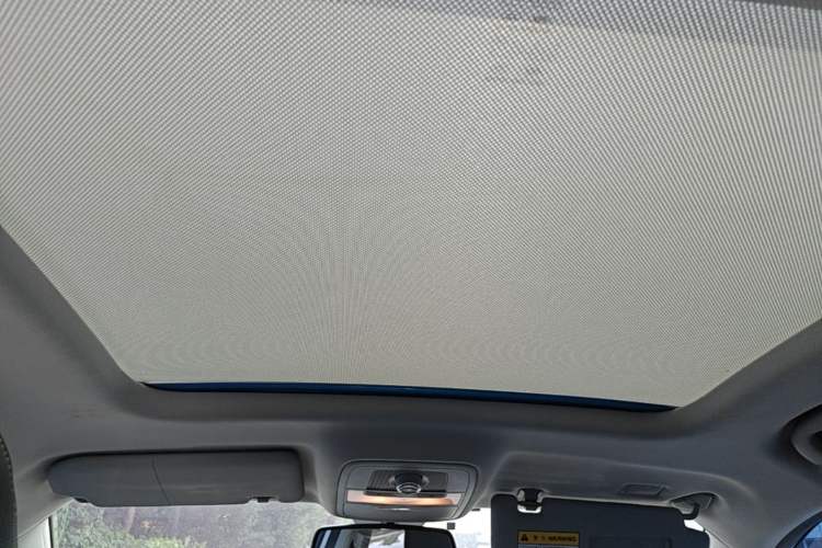 Used Roewe RX5 2016 30T Two-Wheel Drive Automatic Internet Smart Edition Headliner