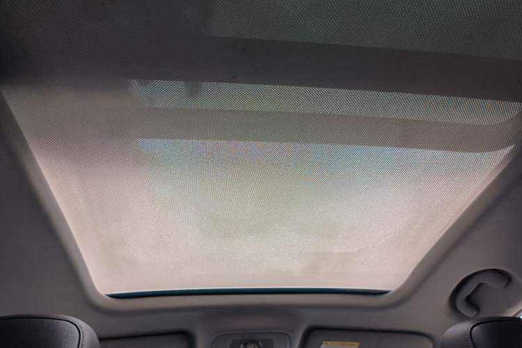 Used Roewe RX5 2016 20T Two-Wheel Drive Automatic Internet Smart Edition Headliner
