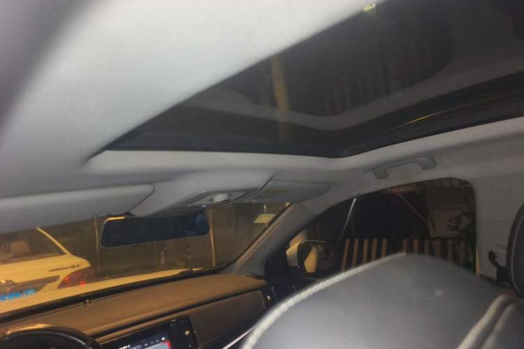 Used Roewe RX5 2016 20T Two-Wheel Drive Automatic Internet Smart Edition Headliner