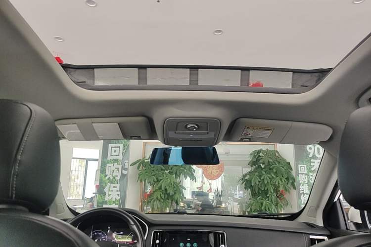 Used Roewe RX5 2016 20T Two-Wheel Drive Automatic Internet Smart Edition Headliner