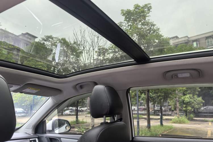 Used Roewe RX5 2016 20T Two-Wheel Drive Automatic Internet Smart Edition Headliner