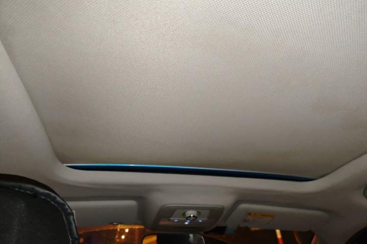 Used Roewe RX5 2016 20T Two-Wheel Drive Automatic Internet Smart Edition Headliner