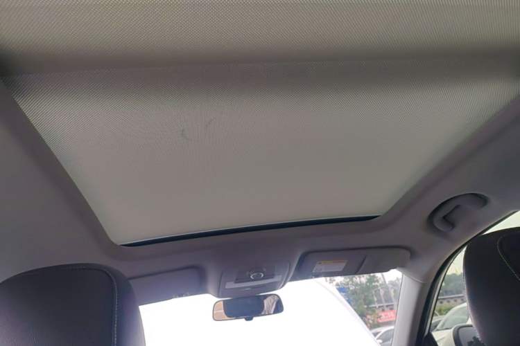 Used Roewe RX5 2016 20T Two-Wheel Drive Automatic Internet Smart Edition Headliner