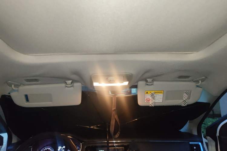 Used Roewe RX5 2016 20T Two-Wheel Drive Automatic Internet Smart Edition Headliner