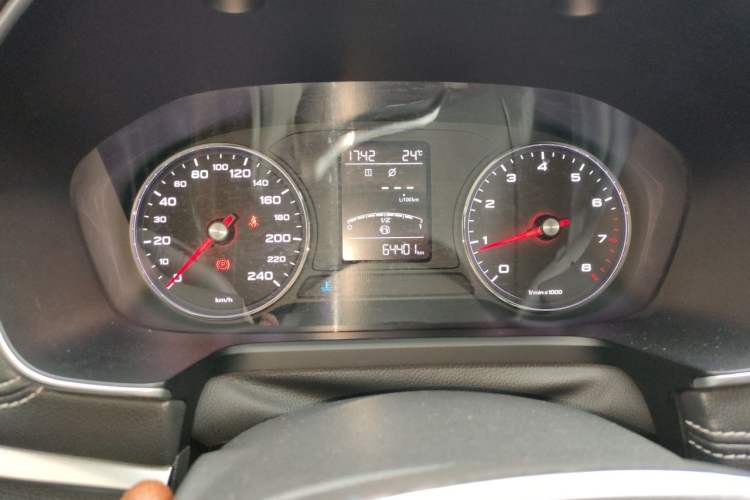 Used Roewe RX5 2016 20T Two-Wheel Drive Manual Transmission Internet Smart Edition Instrument Cluster
