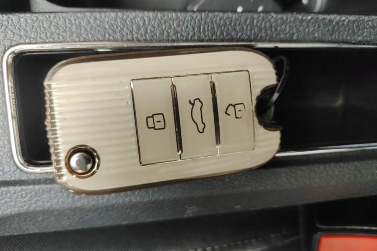 Used Roewe RX5 2016 30T Two-Wheel Drive Automatic Internet Smart Edition Interior 1