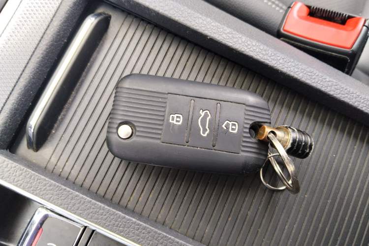 Used Roewe RX5 2016 20T Two-Wheel Drive Automatic Internet Smart Edition Interior 1